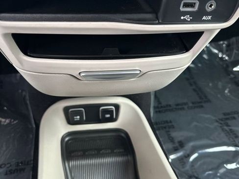 Used 2018 Chrysler Pacifica Touring-L image 21