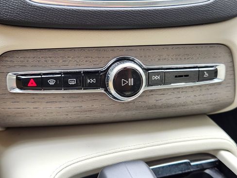 Certified 2025 Volvo XC90 T8 Plus AWD/4WD image 28
