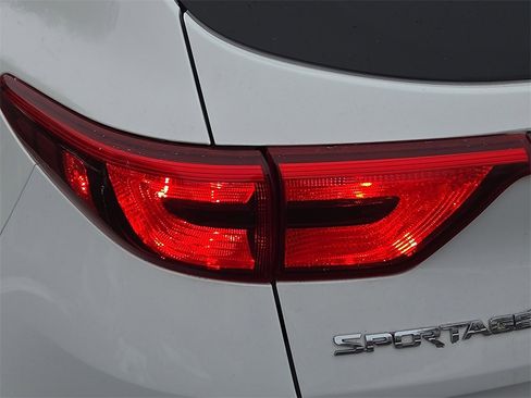 Used 2018 Kia Sportage LX image 10