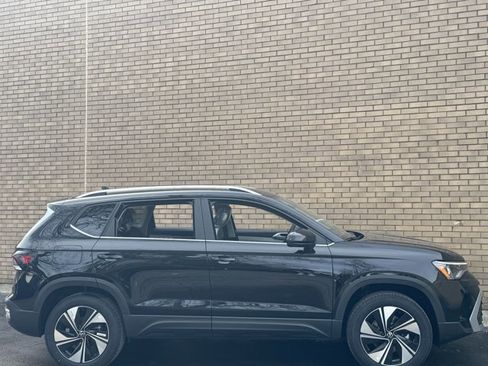 New 2026 Volkswagen Taos SE image 12