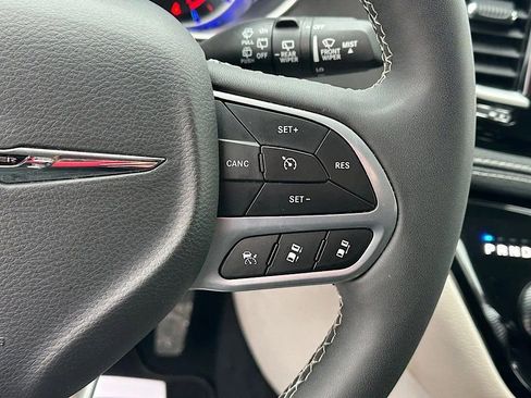 Used 2024 Chrysler Pacifica Select image 26