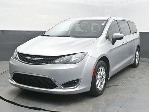 Used 2022 Chrysler Voyager LX image 3