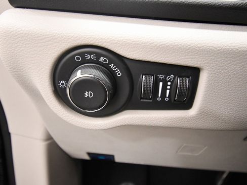 Used 2024 Chrysler Pacifica Touring-L image 19