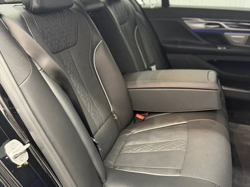 Used 2022 BMW 750i xDrive w/ Executive Package AWD/4WD image 16