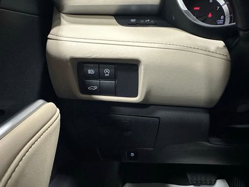 Used 2025 Toyota Highlander XLE image 17