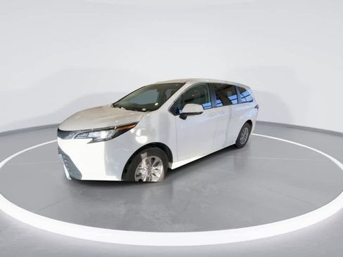 Used 2023 Toyota Sienna LE image 4
