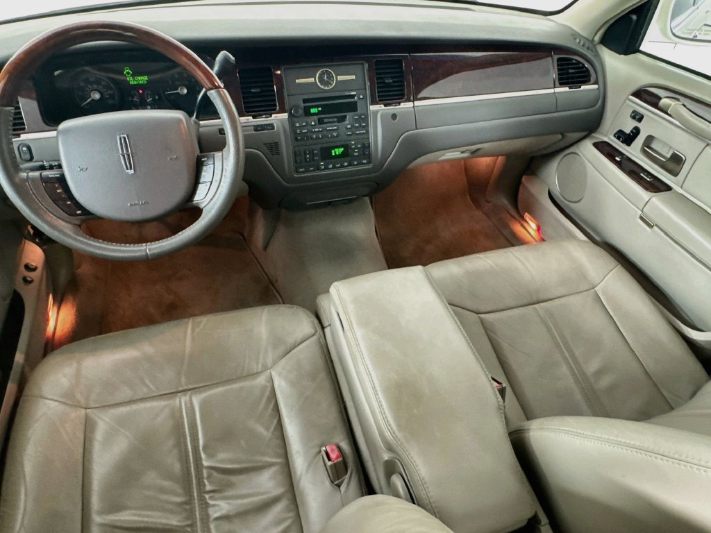 Used 2007 Lincoln Town Car Signature Limited RWD image 23