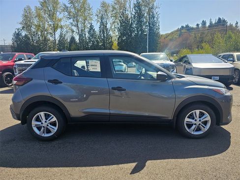 New 2025 Nissan Kicks Play S image 4