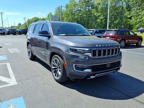 Used 2023 Jeep Wagoneer Series III w/ Premium Group I AWD/4WD image 4