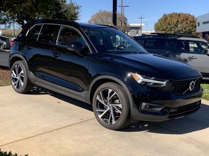 Used 2022 Volvo XC40 T5 R-Design w/ Advanced Package