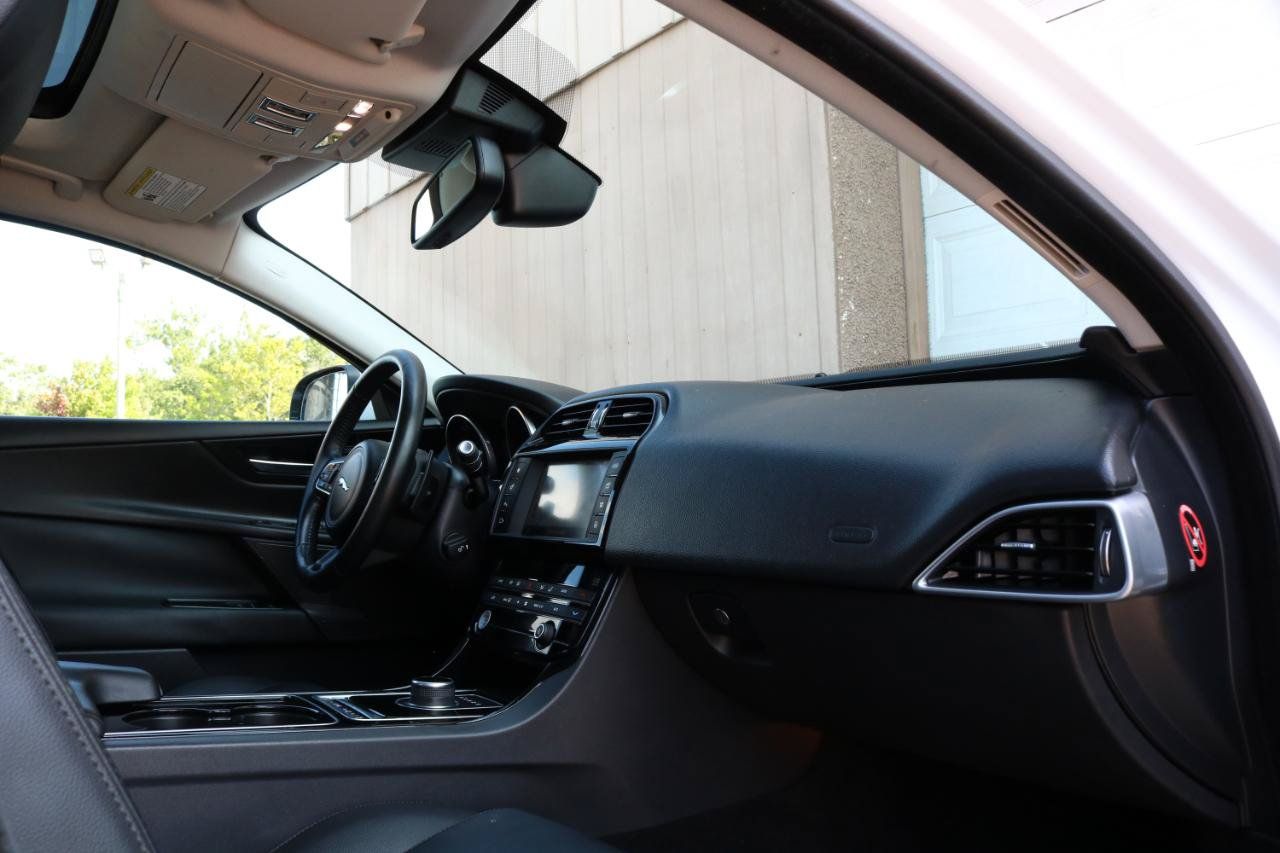Used 2017 Jaguar XE Premium AWD/4WD image 39