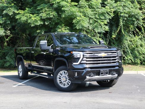 Used 2024 Chevrolet Silverado 3500 High Country w/ Technology Package AWD/4WD image 2