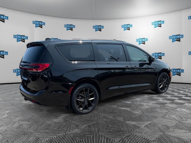 Certified 2023 Chrysler Pacifica Limited w/ S Appearance Package AWD/4WD image 5