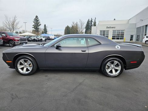 Used 2022 Dodge Challenger SXT image 3