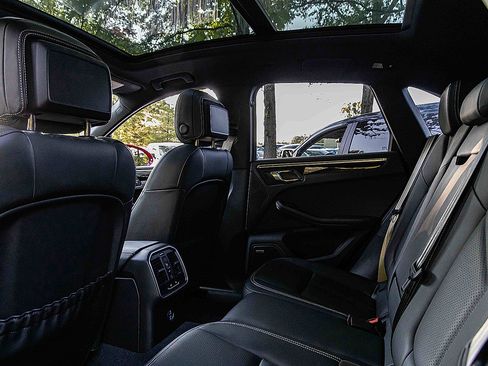 Used 2022 Porsche Macan image 24