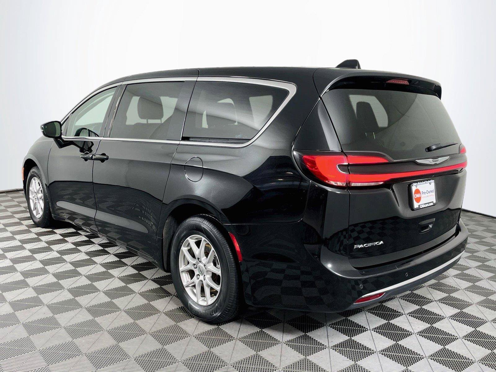 Used 2024 Chrysler Pacifica Touring-L FWD image 6