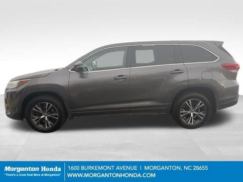 Used 2017 Toyota Highlander LE AWD/4WD image 5