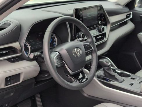 Used 2020 Toyota Highlander XLE AWD/4WD image 12