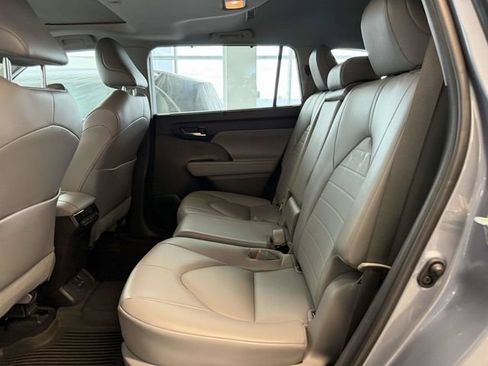 Used 2022 Toyota Highlander XLE AWD/4WD image 12
