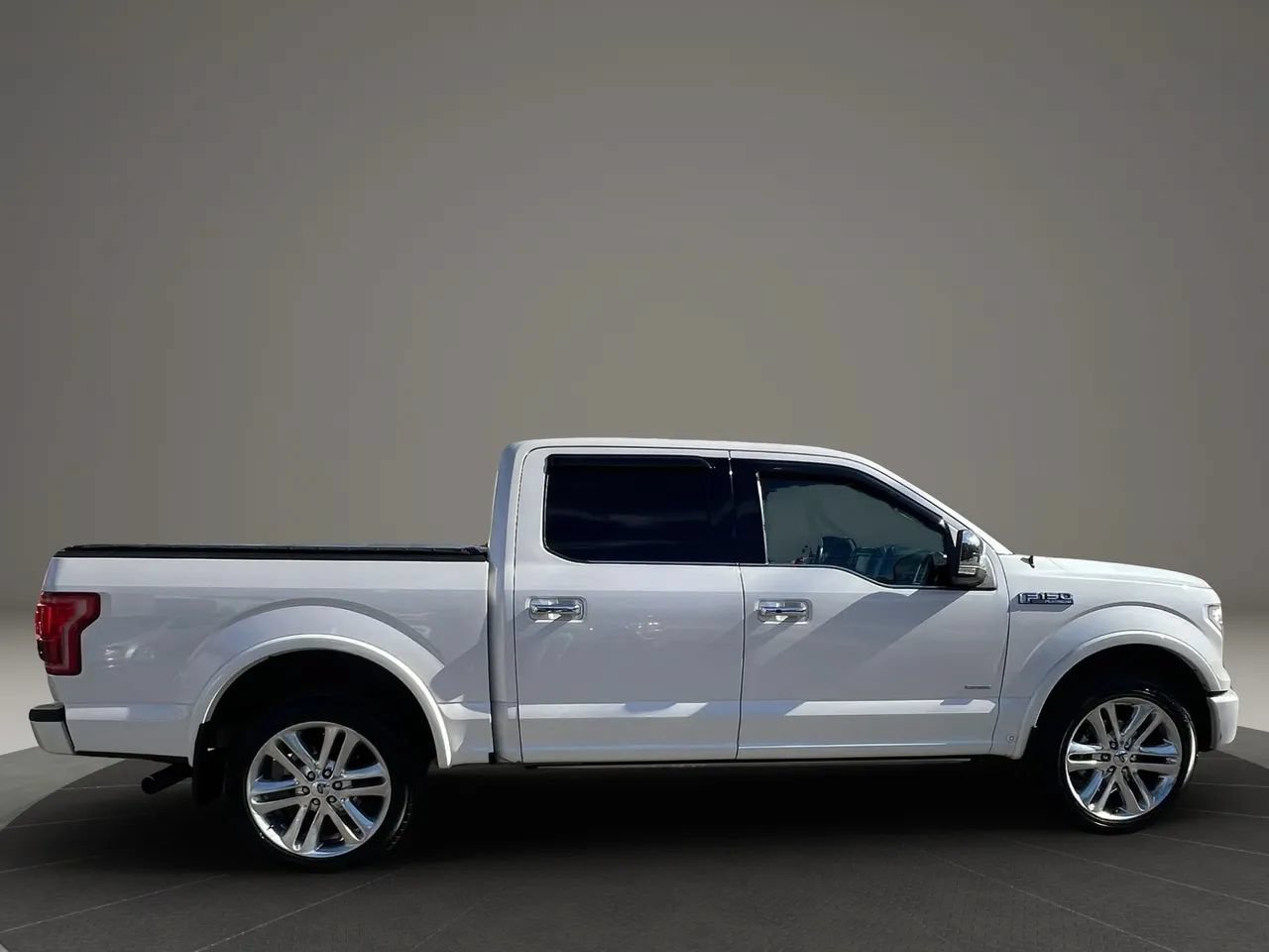 Used 2015 Ford F150 Platinum w/ Equipment Group 701A Luxury AWD/4WD image 6