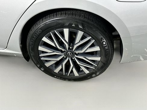 Used 2024 Nissan Altima 2.5 SV image 11