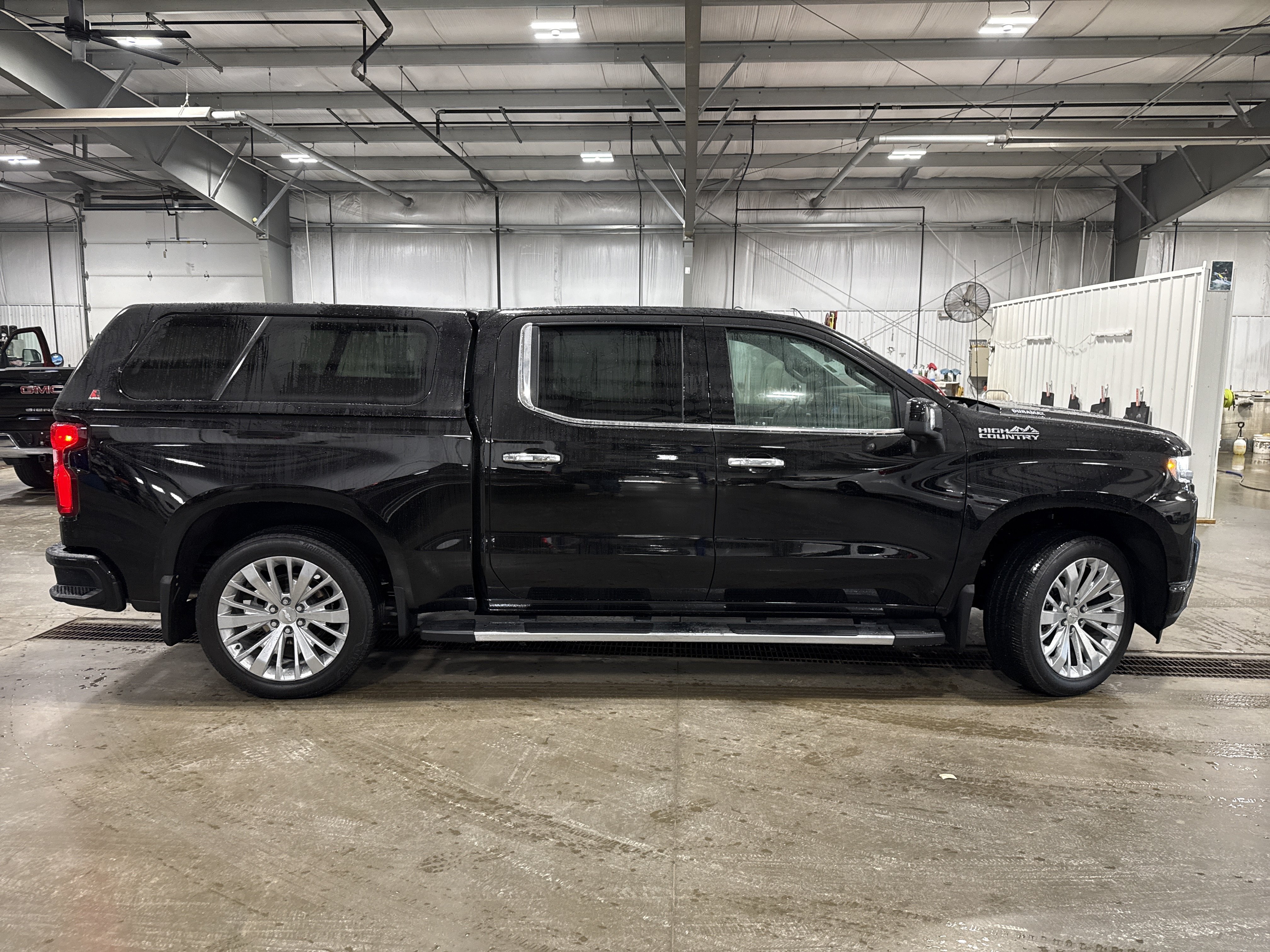Used 2022 Chevrolet Silverado 1500 High Country w/ Technology Package AWD/4WD image 2
