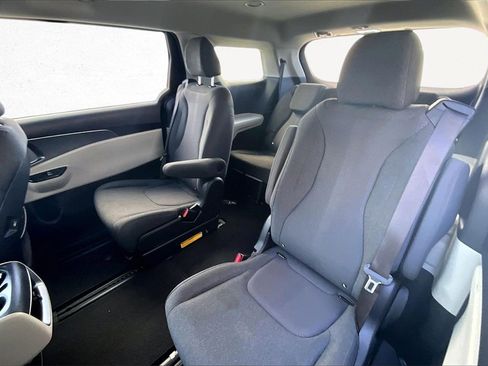 Used 2022 Kia Carnival LX image 20