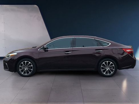 Used 2018 Toyota Avalon XLE Premium FWD image 2