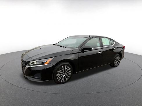 Used 2025 Nissan Altima 2.5 SV FWD image 8