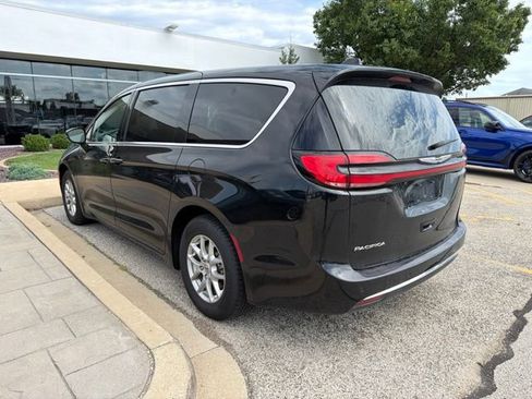 Used 2024 Chrysler Pacifica Touring-L FWD image 8