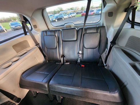 Used 2013 Chrysler Town & Country Touring image 20