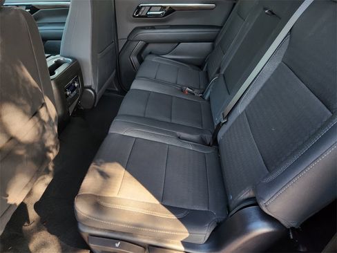 Used 2025 Chevrolet Suburban LS image 30