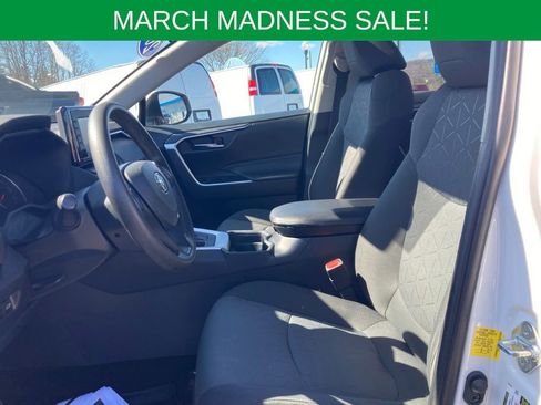 Used 2021 Toyota RAV4 XLE w/ Convenience Package image 9