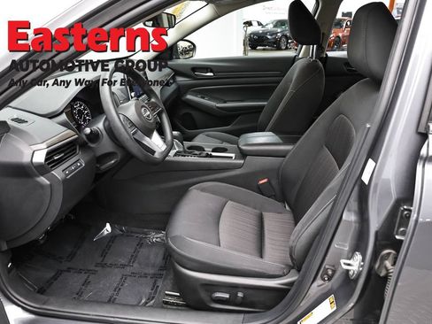 Used 2025 Nissan Altima 2.5 SV FWD image 14