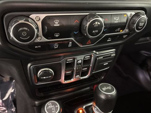 Used 2021 Jeep Wrangler Unlimited Sahara AWD/4WD image 30