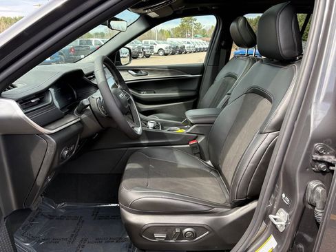 New 2026 Jeep Grand Cherokee Altitude AWD/4WD image 9