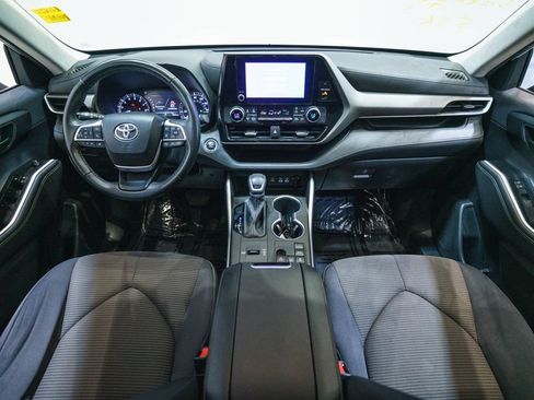 Used 2023 Toyota Highlander LE FWD image 9