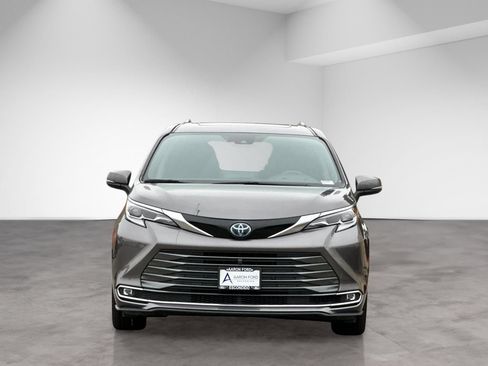 Used 2023 Toyota Sienna Platinum FWD image 10