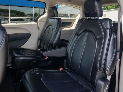 Used 2023 Chrysler Pacifica Touring-L FWD image 9