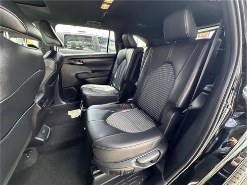 Used 2025 Toyota Highlander XSE AWD/4WD image 16
