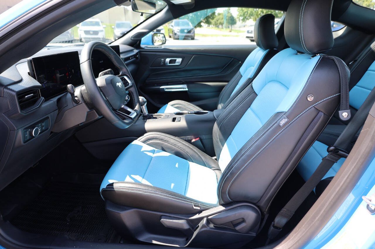Used 2025 Ford Mustang Coupe RWD image 13