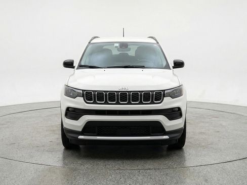 Used 2025 Jeep Compass Latitude image 2