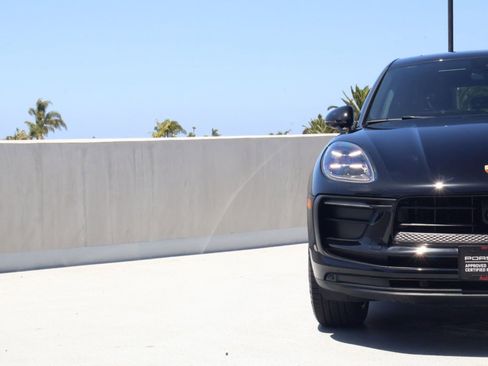 Certified 2025 Porsche Macan w/ Premium Package Plus AWD/4WD image 12