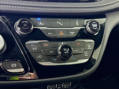 Used 2023 Chrysler Pacifica Touring-L w/ S Appearance Package image 8