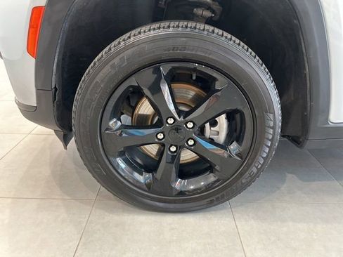 Used 2023 Jeep Grand Cherokee L Laredo image 14