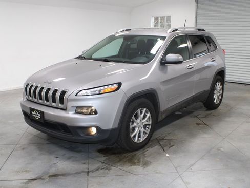 Used 2018 Jeep Cherokee Latitude image 4
