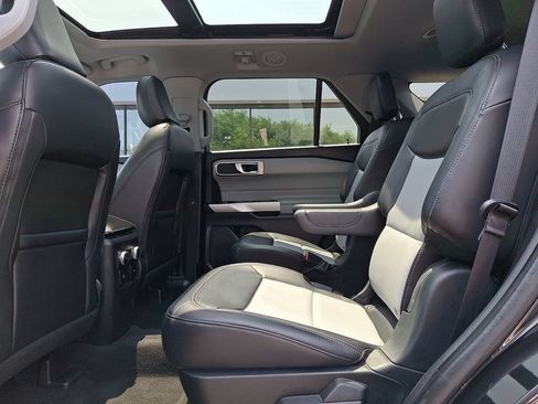 Used 2022 Ford Explorer XLT w/ Equipment Group 202A AWD/4WD image 10