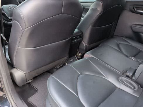 Used 2022 Toyota Highlander XLE FWD image 18