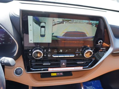 New 2026 Toyota Highlander Platinum image 14