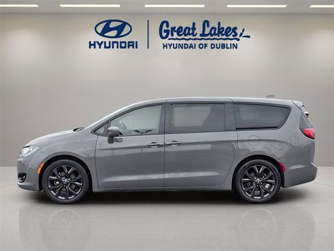 Used 2020 Chrysler Pacifica Touring w/ S Appearance Package image 2